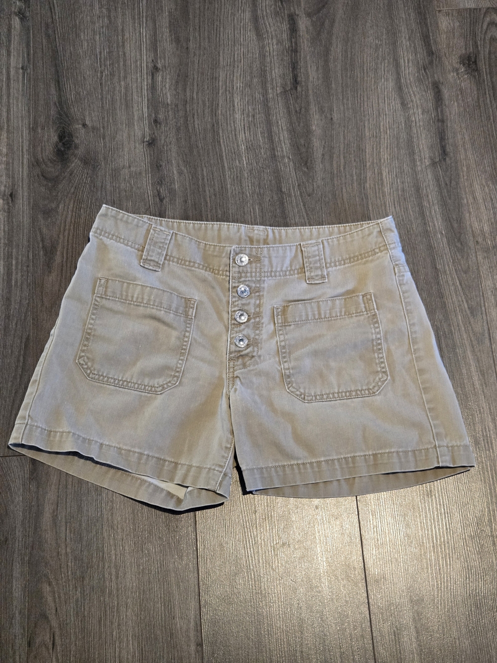 Levis Women’s Size 8 Silver Button-Front Khaki Shorts Flat Front Pockets